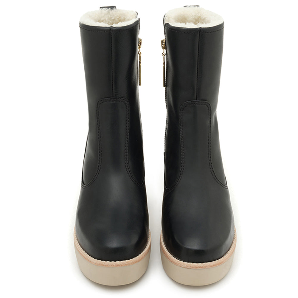 Daniella Shevel Black Weatherprrof snowproof boot with shearling sherpa lining and thick rubber lugg sole front view